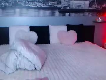 Discover our girls online shows and discover the company of countless livestreamers, with stunning shapes, sex toys and more.