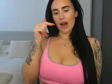 Discover our girls online shows and discover the company of countless livestreamers, with stunning shapes, sex toys and more.