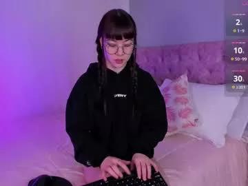 Discover our girls online shows and discover the company of countless livestreamers, with stunning shapes, sex toys and more.