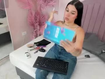 Discover our girls online shows and discover the company of countless livestreamers, with stunning shapes, sex toys and more.