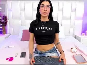 Discover our girls online shows and discover the company of countless livestreamers, with stunning shapes, sex toys and more.