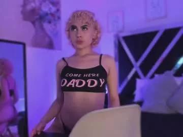 Discover our girls online shows and discover the company of countless livestreamers, with stunning shapes, sex toys and more.