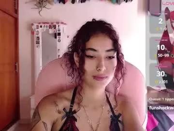 Discover our girls online shows and discover the company of countless livestreamers, with stunning shapes, sex toys and more.