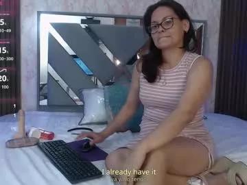 Discover our girls online shows and discover the company of countless livestreamers, with stunning shapes, sex toys and more.