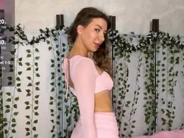 Discover our girls online shows and discover the company of countless livestreamers, with stunning shapes, sex toys and more.