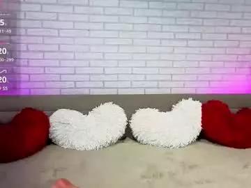 Discover our girls online shows and discover the company of countless livestreamers, with stunning shapes, sex toys and more.