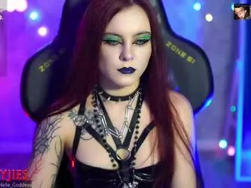 nelle_ from Chaturbate