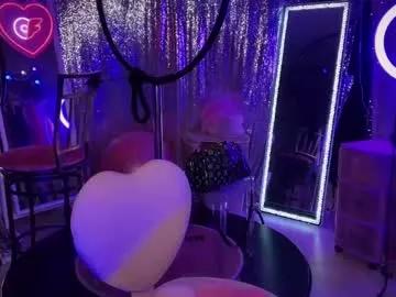 Discover our girls online shows and discover the company of countless livestreamers, with stunning shapes, sex toys and more.