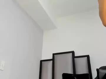 Discover our girls online shows and discover the company of countless livestreamers, with stunning shapes, sex toys and more.