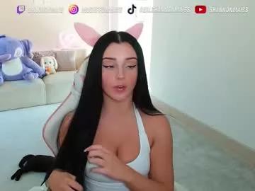 Discover our girls online shows and discover the company of countless livestreamers, with stunning shapes, sex toys and more.