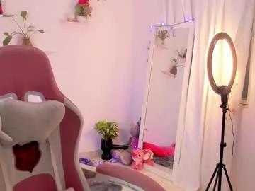 Discover our girls online shows and discover the company of countless livestreamers, with stunning shapes, sex toys and more.