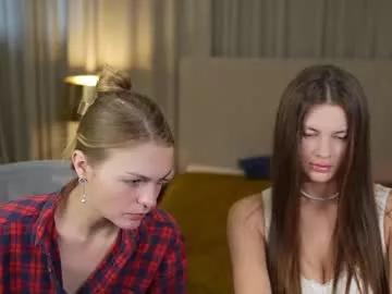 Discover our girls online shows and discover the company of countless livestreamers, with stunning shapes, sex toys and more.