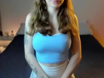 Discover our girls online shows and discover the company of countless livestreamers, with stunning shapes, sex toys and more.