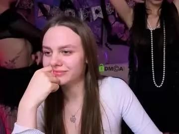 Discover our girls online shows and discover the company of countless livestreamers, with stunning shapes, sex toys and more.