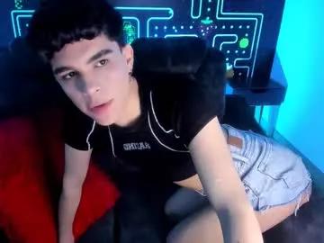 Discover our girls online shows and discover the company of countless livestreamers, with stunning shapes, sex toys and more.