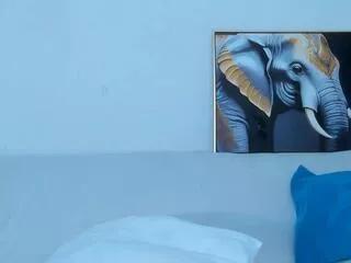 Discover our girls online shows and discover the company of countless livestreamers, with stunning shapes, sex toys and more.