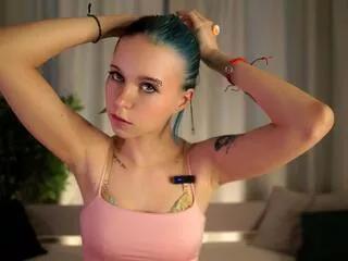 Discover our girls online shows and discover the company of countless livestreamers, with stunning shapes, sex toys and more.