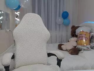 Discover our girls online shows and discover the company of countless livestreamers, with stunning shapes, sex toys and more.