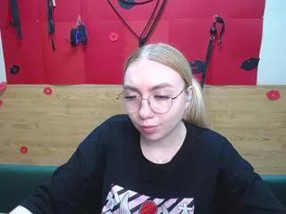 Discover our girls online shows and discover the company of countless livestreamers, with stunning shapes, sex toys and more.