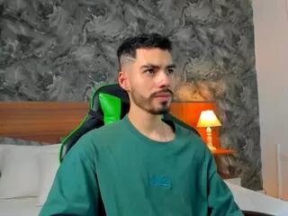 Discover our girls online shows and discover the company of countless livestreamers, with stunning shapes, sex toys and more.