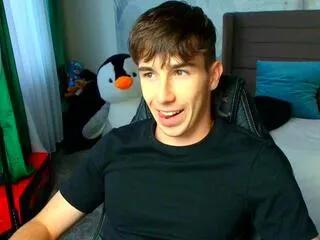 Discover our girls online shows and discover the company of countless livestreamers, with stunning shapes, sex toys and more.