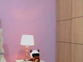 Discover our girls online shows and discover the company of countless livestreamers, with stunning shapes, sex toys and more.