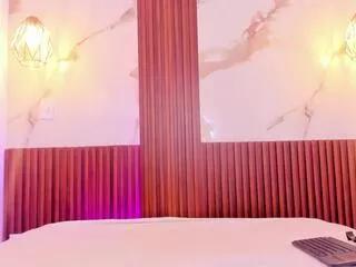 Discover our girls online shows and discover the company of countless livestreamers, with stunning shapes, sex toys and more.