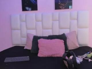 Discover our girls online shows and discover the company of countless livestreamers, with stunning shapes, sex toys and more.