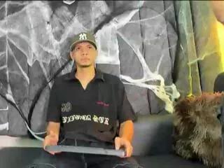 Discover our girls online shows and discover the company of countless livestreamers, with stunning shapes, sex toys and more.