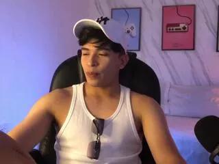 Discover our girls online shows and discover the company of countless livestreamers, with stunning shapes, sex toys and more.