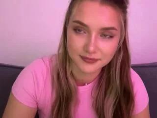 Discover our girls online shows and discover the company of countless livestreamers, with stunning shapes, sex toys and more.