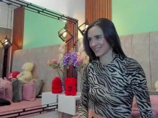 Discover our girls online shows and discover the company of countless livestreamers, with stunning shapes, sex toys and more.