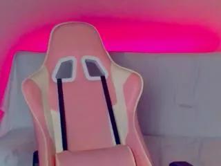 Discover our girls online shows and discover the company of countless livestreamers, with stunning shapes, sex toys and more.