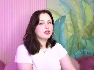 Discover our girls online shows and discover the company of countless livestreamers, with stunning shapes, sex toys and more.