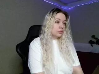 Discover our girls online shows and discover the company of countless livestreamers, with stunning shapes, sex toys and more.
