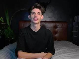 Discover our girls online shows and discover the company of countless livestreamers, with stunning shapes, sex toys and more.