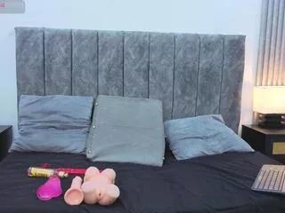 Discover our girls online shows and discover the company of countless livestreamers, with stunning shapes, sex toys and more.