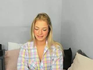 Discover our girls online shows and discover the company of countless livestreamers, with stunning shapes, sex toys and more.