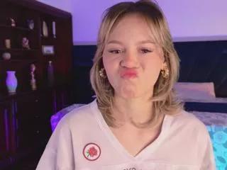 Discover our girls online shows and discover the company of countless livestreamers, with stunning shapes, sex toys and more.