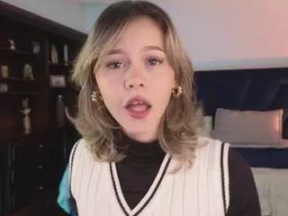Discover our girls online shows and discover the company of countless livestreamers, with stunning shapes, sex toys and more.
