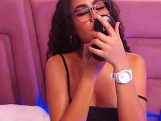 Discover our girls online shows and discover the company of countless livestreamers, with stunning shapes, sex toys and more.
