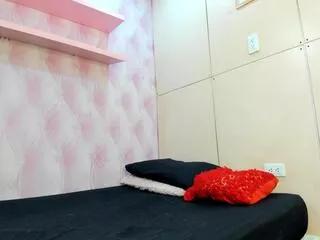 Discover our girls online shows and discover the company of countless livestreamers, with stunning shapes, sex toys and more.