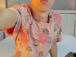 Discover our girls online shows and discover the company of countless livestreamers, with stunning shapes, sex toys and more.