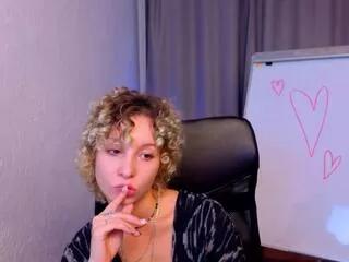 Discover our girls online shows and discover the company of countless livestreamers, with stunning shapes, sex toys and more.