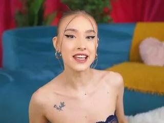 Discover our girls online shows and discover the company of countless livestreamers, with stunning shapes, sex toys and more.