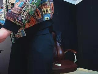 Discover our girls online shows and discover the company of countless livestreamers, with stunning shapes, sex toys and more.