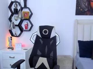 Discover our girls online shows and discover the company of countless livestreamers, with stunning shapes, sex toys and more.