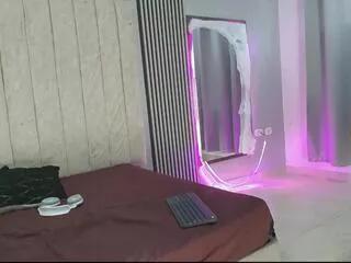 Discover our girls online shows and discover the company of countless livestreamers, with stunning shapes, sex toys and more.