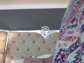 Discover our girls online shows and discover the company of countless livestreamers, with stunning shapes, sex toys and more.