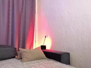 Discover our girls online shows and discover the company of countless livestreamers, with stunning shapes, sex toys and more.